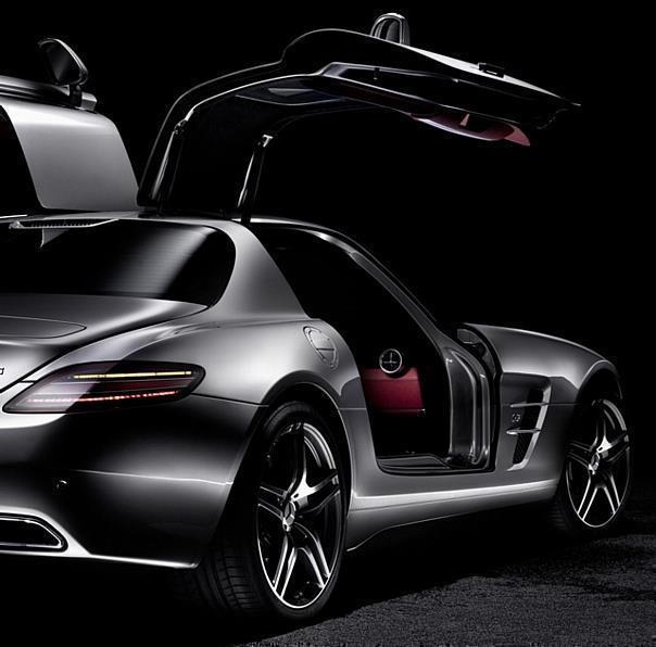 Das markante Design des neuen Mercedes-Benz SLS AMG interpretiert die atemberaubende Formgebung des Mercedes-Benz 300 SL neu.